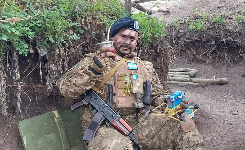 Es argentino, maneja drones de guerra en Ucrania y motiva a los soldados con mate: “Es todo muy precario”