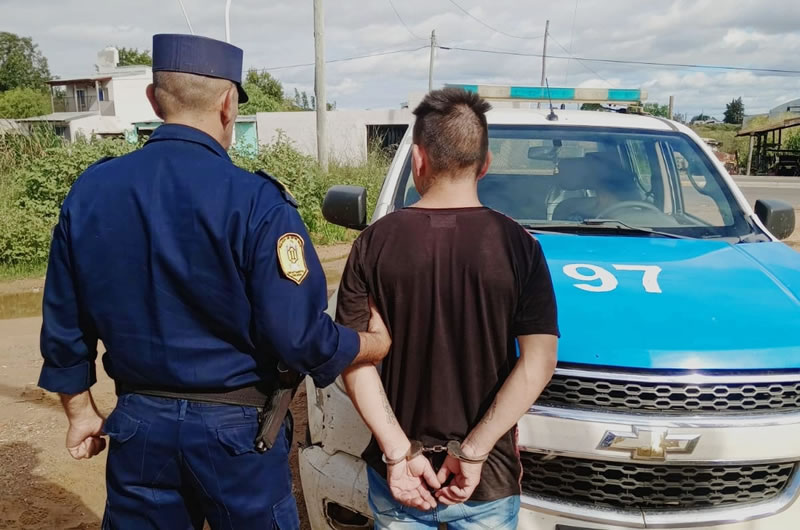 Tenía arresto domiciliario y cuando la policía lo fue a buscar a la casa de su ex pareja lo encontraron escondido debajo de la cama