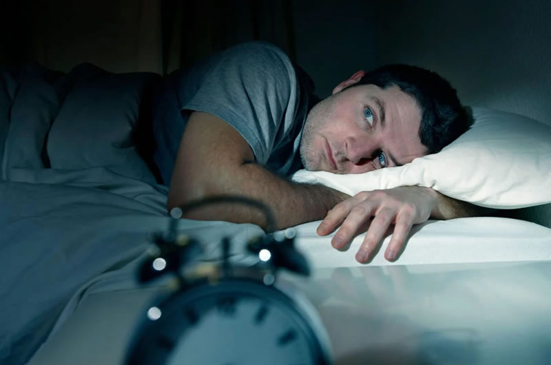 ¿Qué son los espasmos al dormir y por qué ocurren?
