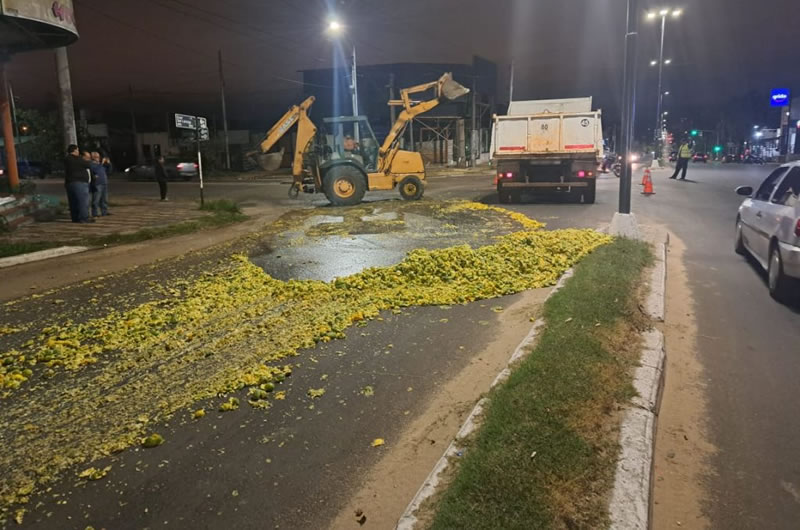 Un camión perdió parte de su carga de naranjas en la Av. San Lorenzo