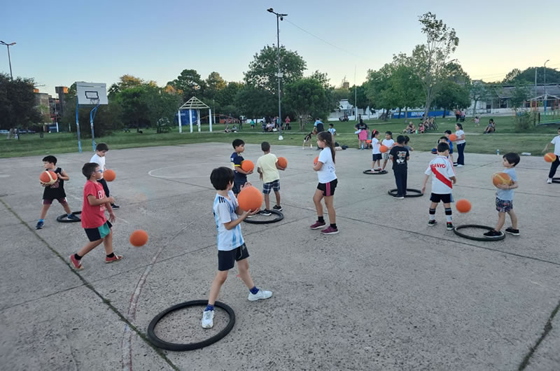 Clases gratuitas de básquet infantil en La Bianca y clases de fútbol en el barrio Llamarada