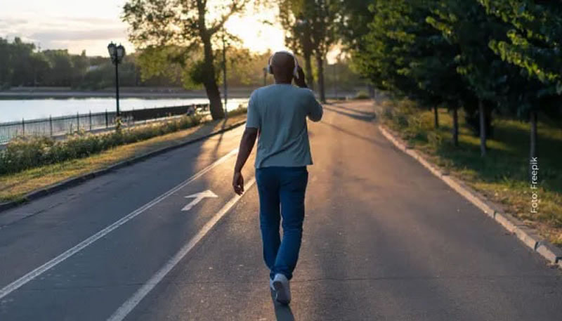 Beneficios para la salud de caminar hacia atrás