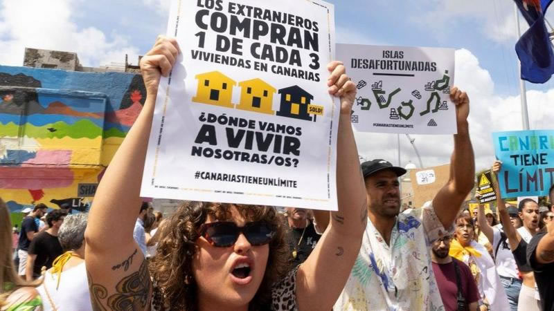 Las multitudinarias protestas en las islas Canarias contra el turismo masivo