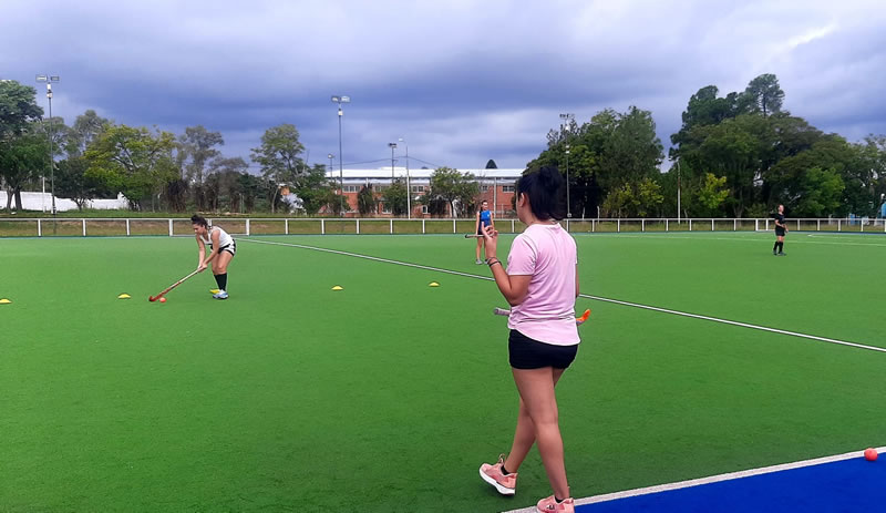 Sin límites de edad brindan clases gratuitas de hockey en el Polideportivo