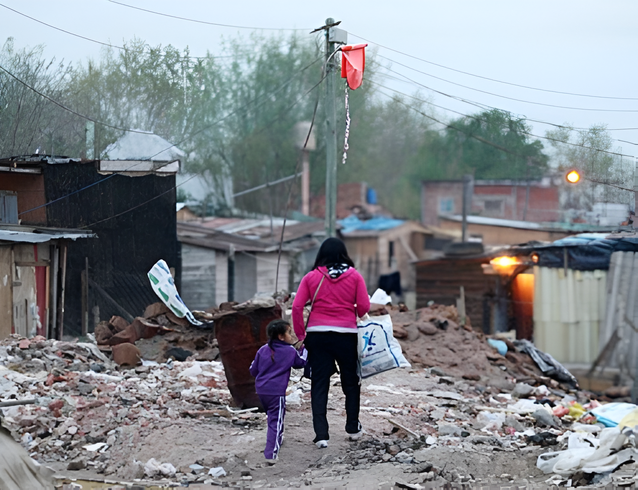 El 51% de los argentinos no tiene acceso a agua, gas y cloacas, según el INDEC