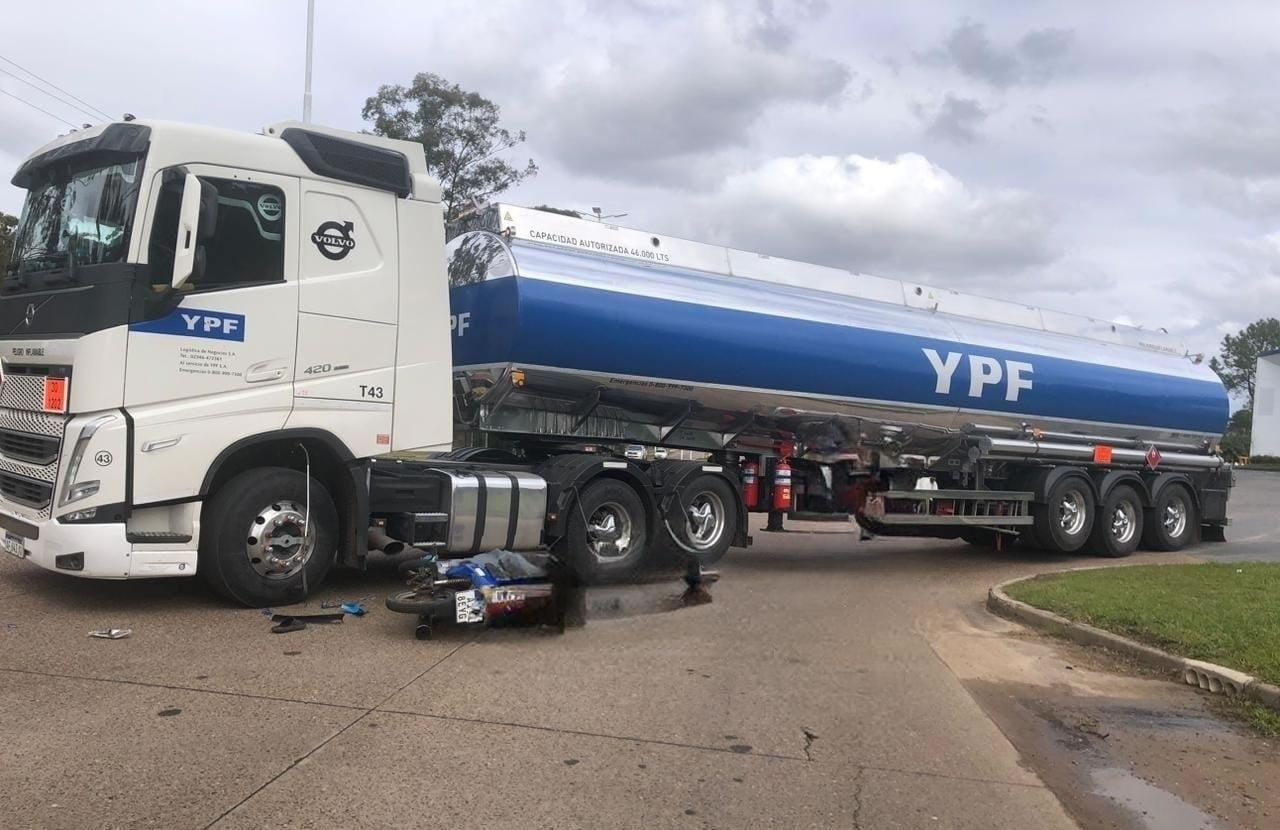 Una motociclista fue hospitalizada tras chocar con un camión de YPF en Av. Monseñor Rosch