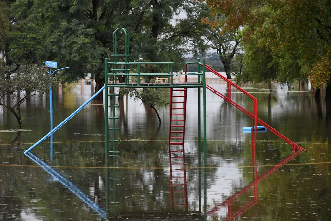 Aumenta la cantidad de familias evacuadas por la creciente del río