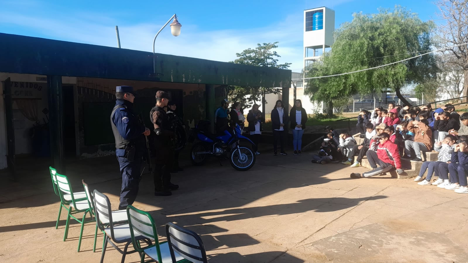 La Policía brindó una charla informativa a alumnos escolares la Escuela N°69 “Malvinas Argentinas”