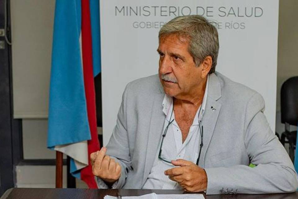 Consultamos al Ministro de Salud de la provincia si está en agenda cobrarles a los extranjeros