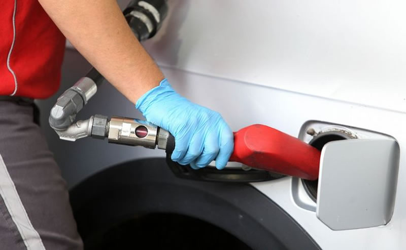Desde el sábado la nafta podría subir al menos el 8% y el gasoil 11%