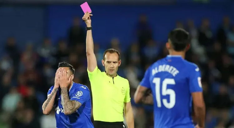 La Conmebol incorporará el uso de la tarjeta rosa al reglamento para la Copa América 2024