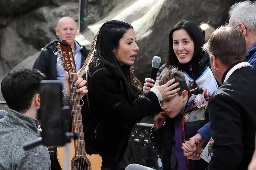 La misa de sanación de Leda: historias de dolor y esperanza y pedidos de curación de miles de fieles