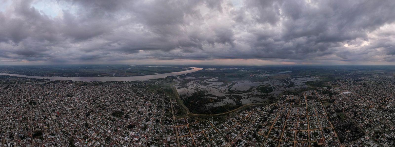 Aumenta el embalse de Salto Grande y crece el río frente al puerto local