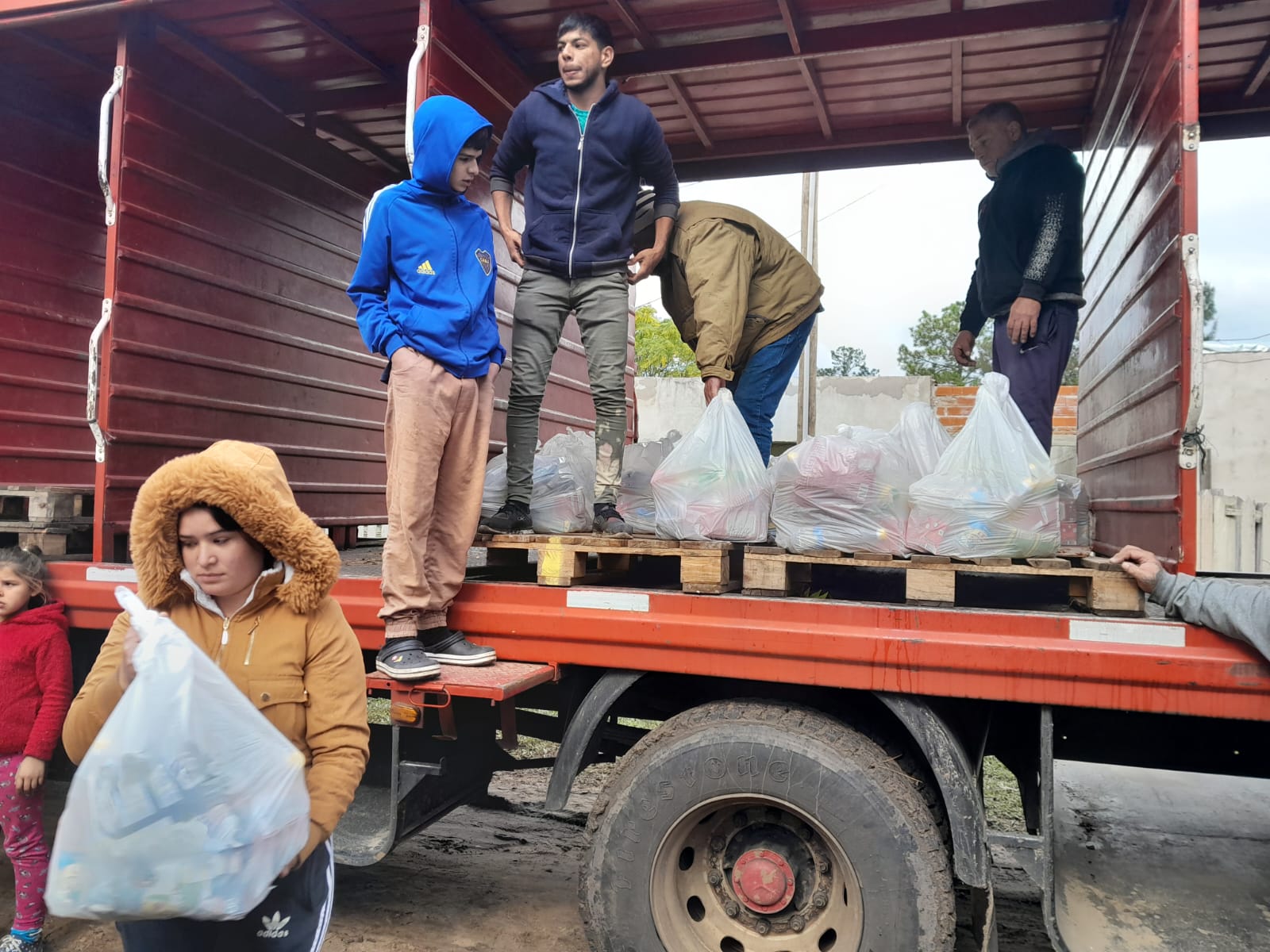 Barrios Distribuidora brindó ayuda a familias afectadas por la creciente y pidió colaboración de los empresarios concordienses