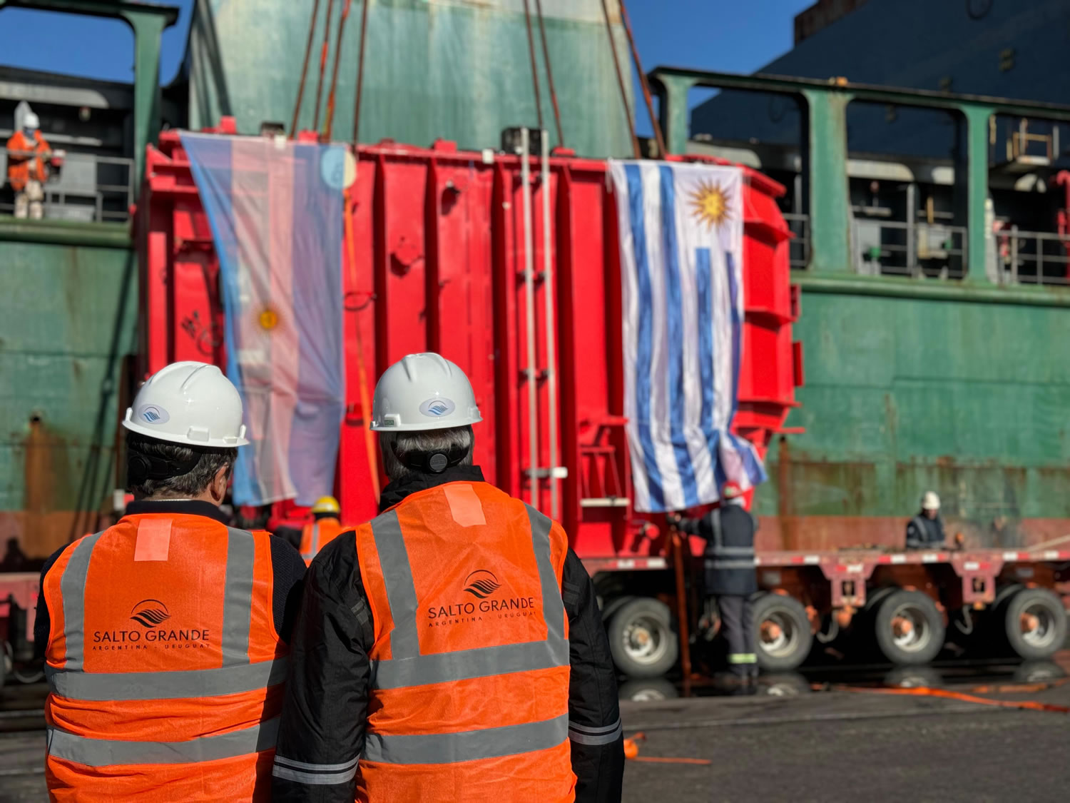 Salto Grande avanza con la Renovación: Se recibió un nuevo Banco de Transformadores en el Puerto de Montevideo