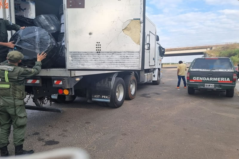 Gendarmería secuestró casi 700 neumáticos sin aval aduanero que eran transportados en un camión de encomiendas