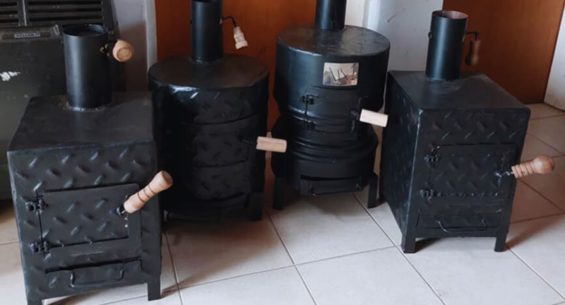 Alumnos de la escuela técnica de Colón fabricaron y donaron estufas a leña