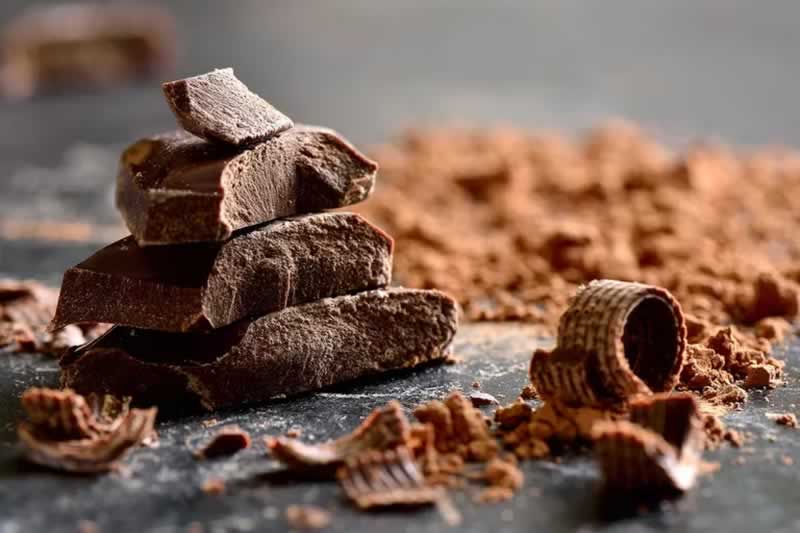 Comer chocolate amargo podría ayudar a calmar la ansiedad y el estrés