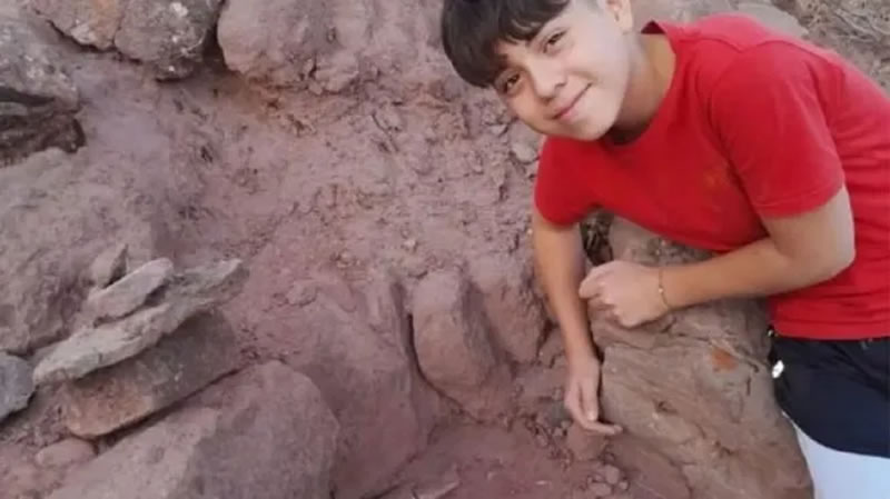 Neuquén: Un niño de 12 años encontró fósiles de un dinosaurio en el patio de la casa de su abuelo