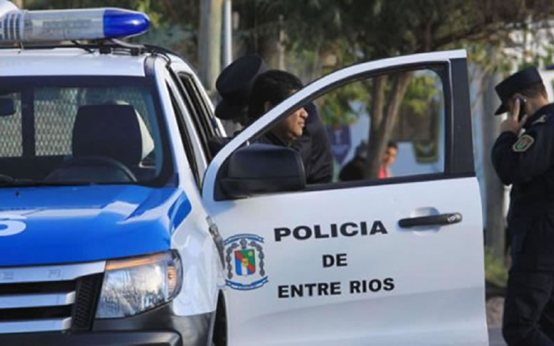 Acorralaron a una mujer y su hijo mientras esperaban el colectivo para robarle el celular