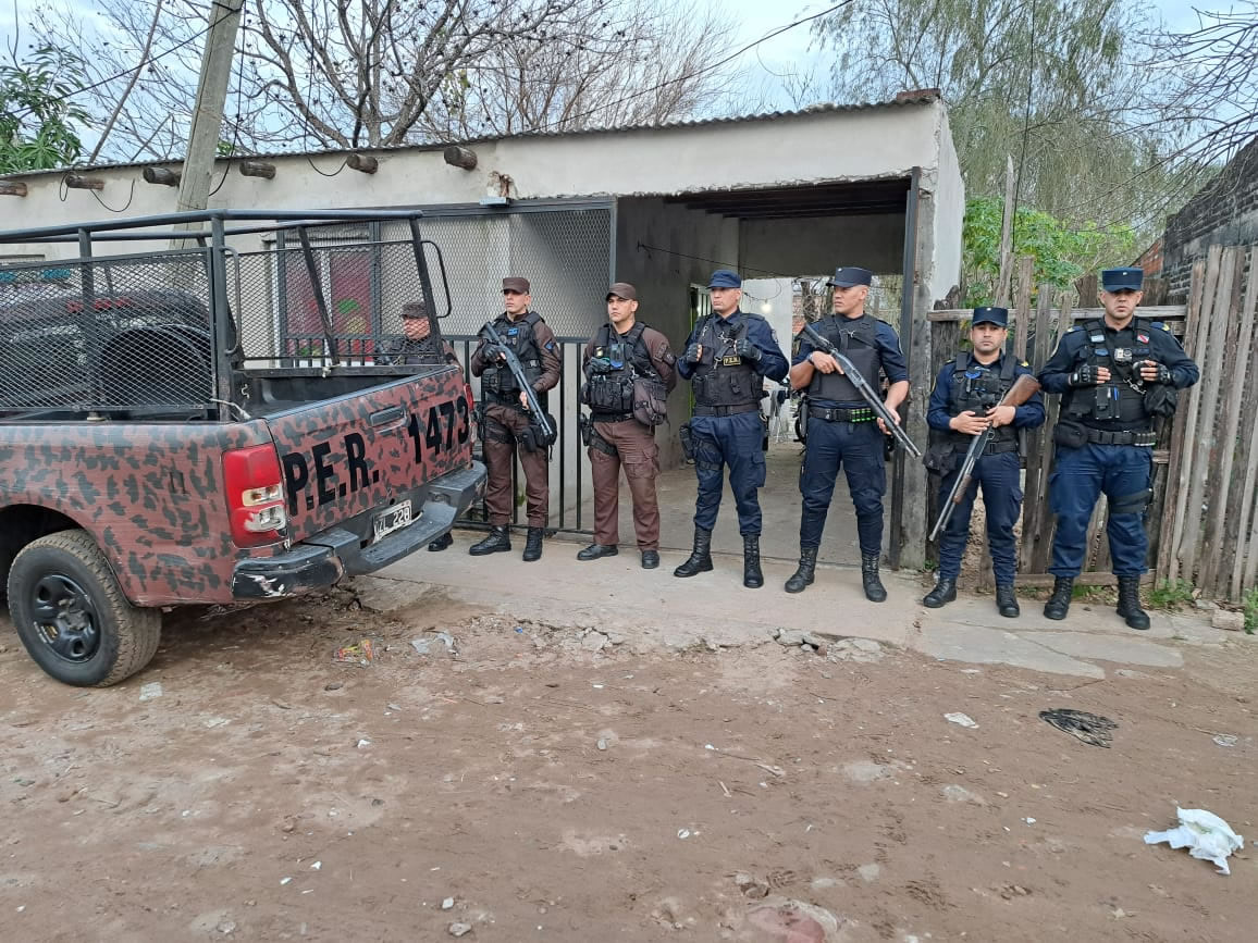 Tras el apuñalamiento de un joven allanaron viviendas del barrio Villa Busti y Toronjal