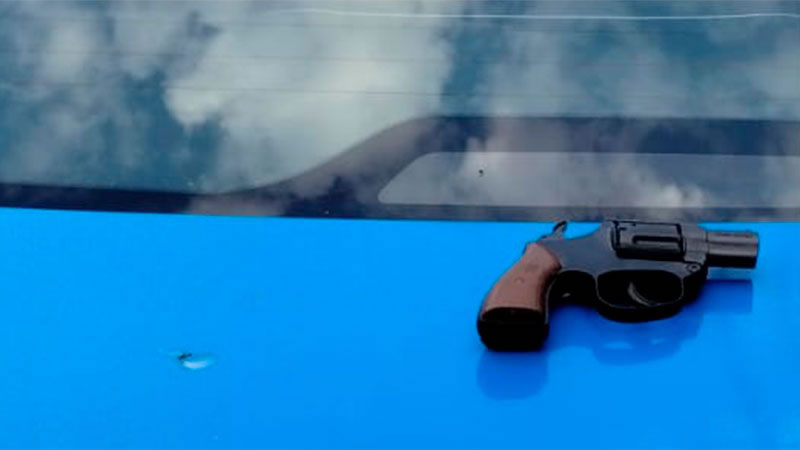 Mujer amenazó con un arma de juguete a un niño que le pateó el portón
