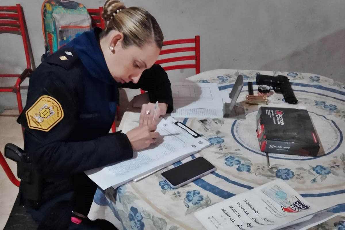 Tras una denuncia allanan y secuestran un arma y una moto en la vivienda de un presunto prestamista
