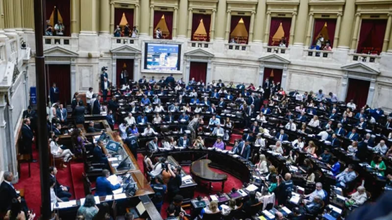 Diputados emitió un dictamen y la Ley de Bases se tratará el jueves en el recinto