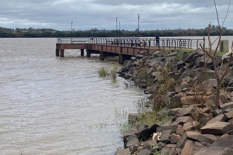 Nuevo repunte del río Uruguay ya invadió la costanera baja