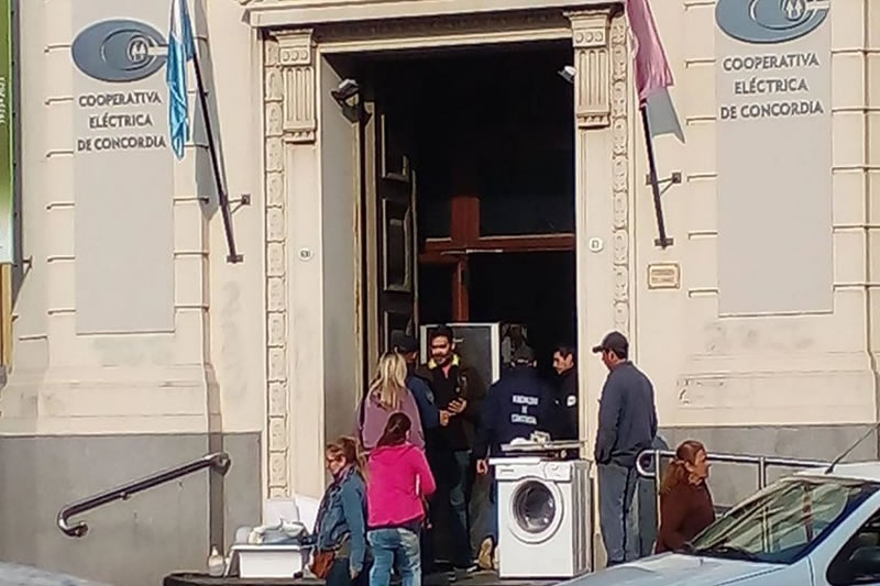 En señal de protesta vecino llevó sus electrodomésticos a la puerta de la Cooperativa Eléctrica