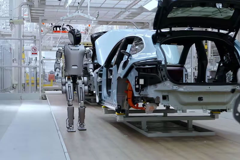 Nueva era: Una marca fabricará autos por primera vez con robots humanoides