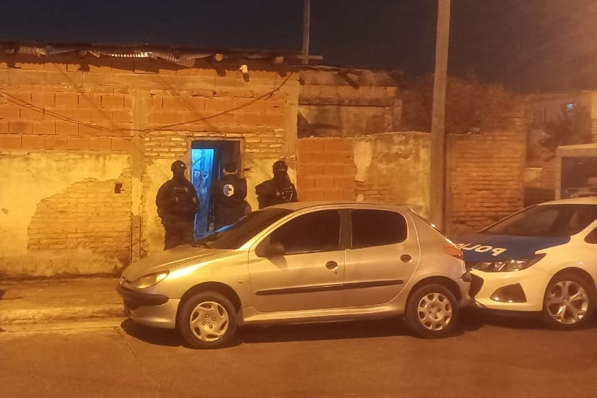 Secuestran droga, celulares y detienen a un joven en allanamientos