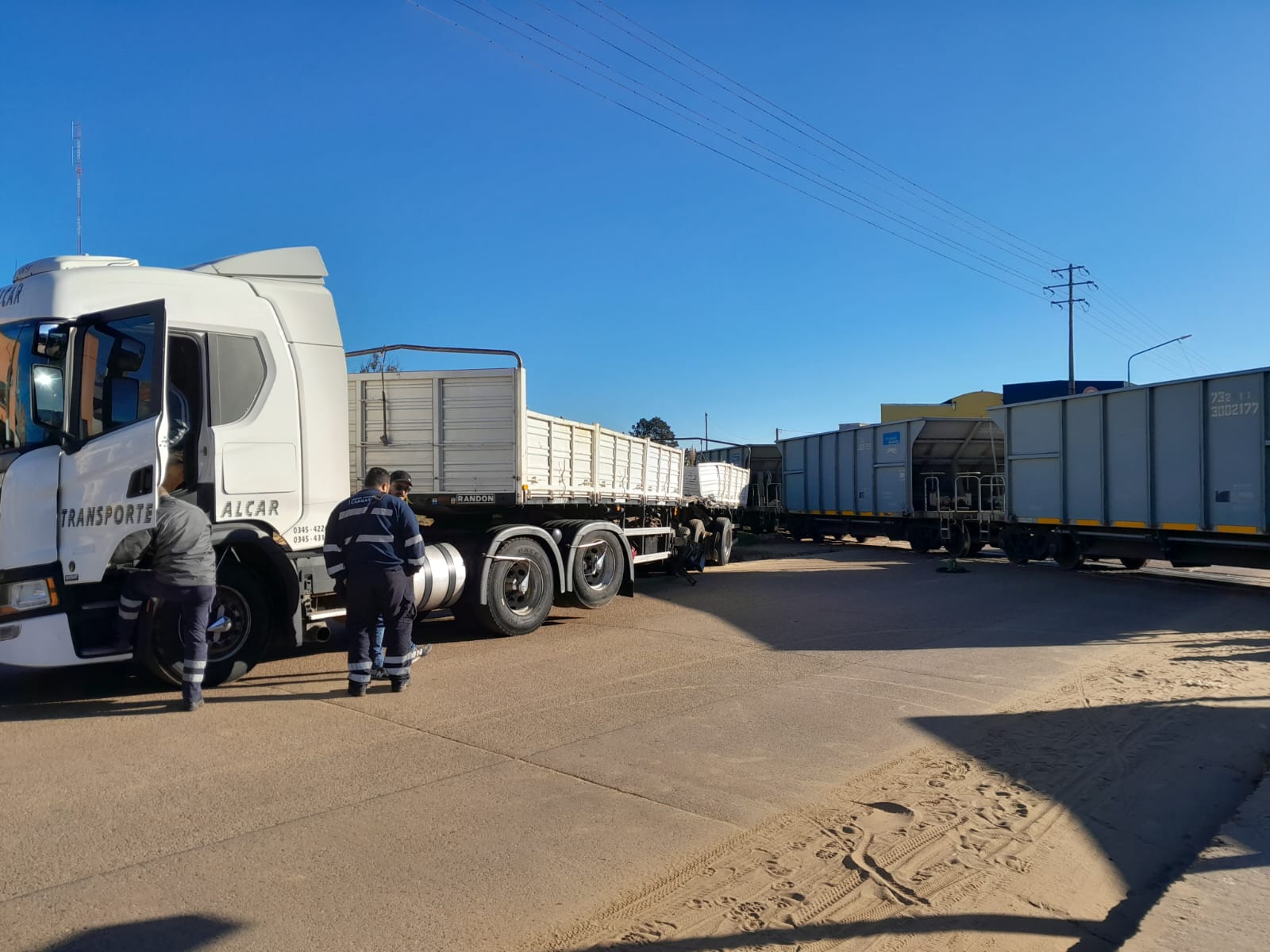 Formación ferroviaria chocó a un camión: «El tren venia tocando bocina» dijo un comerciante de la zona