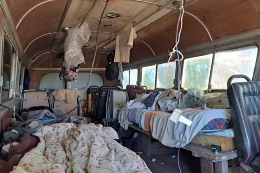 Cosecheros entrerrianos fueron encontrados viviendo en un colectivo abandonado en quinta de Corrientes