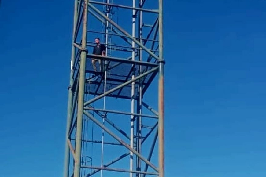 Se escapó del calabozo, subió hasta la torre del tanque de agua y amenazó con arrojarse