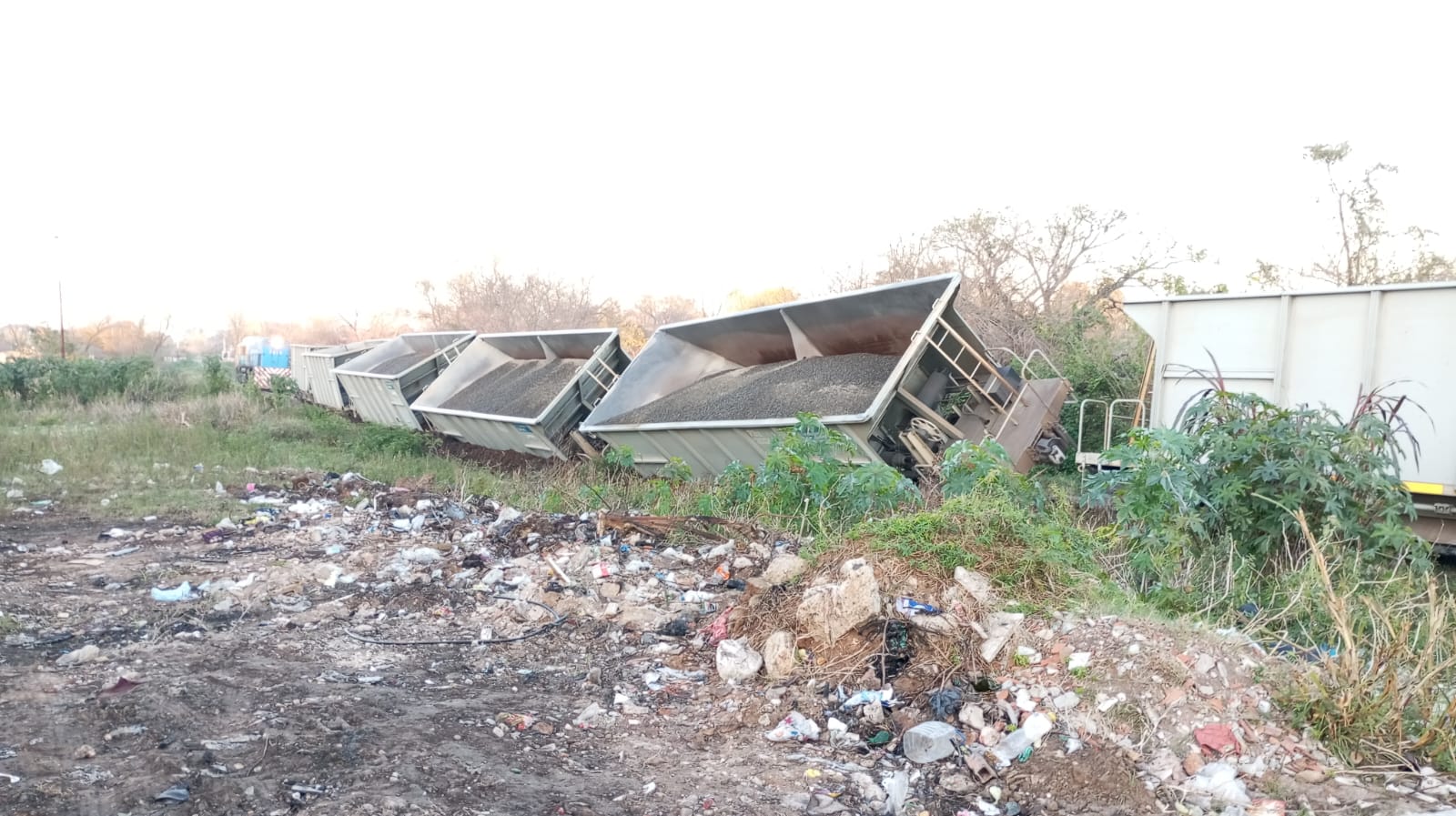 Formación ferroviaria descarriló y volcó gran parte de su carga en uno de los accesos a la ciudad