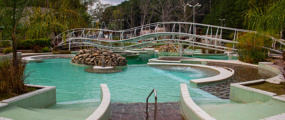 Azcué acompañó al gobernador en la recorrida por las obras de puesta en valor de las Termas del Perilago