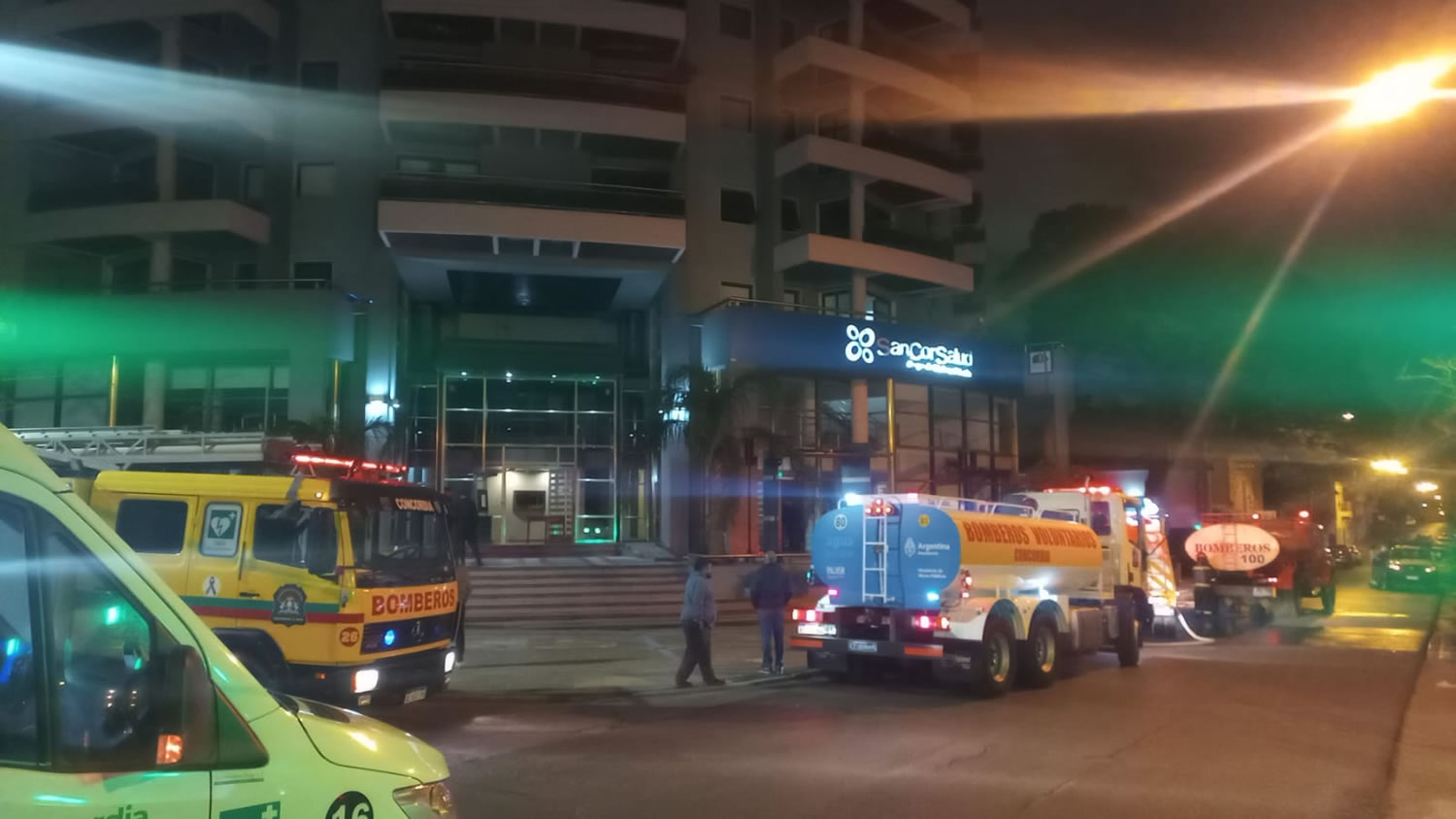 Tres dotaciones de bomberos acudieron a sofocar un incendio que afectó departamentos de un edificio