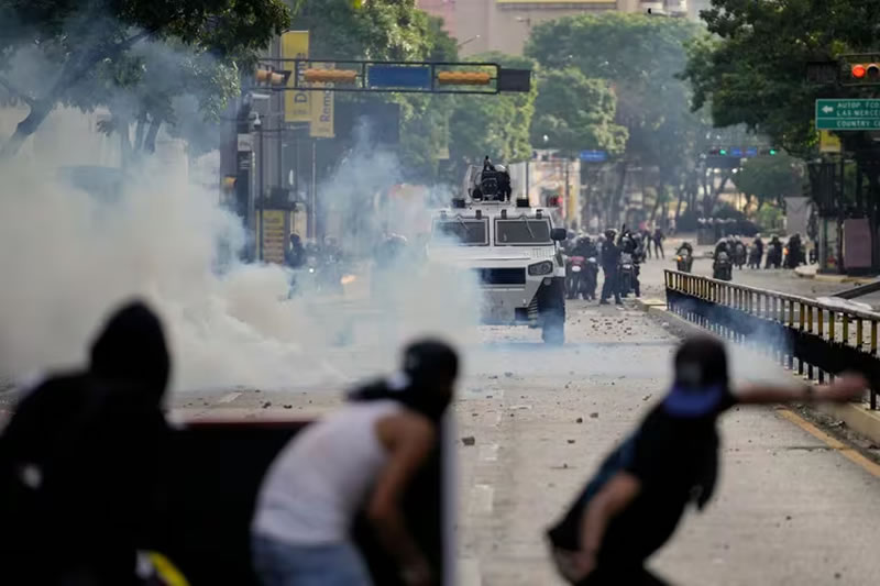 Aumentaron a 13 los civiles asesinados durante las protestas contra el fraude en Venezuela