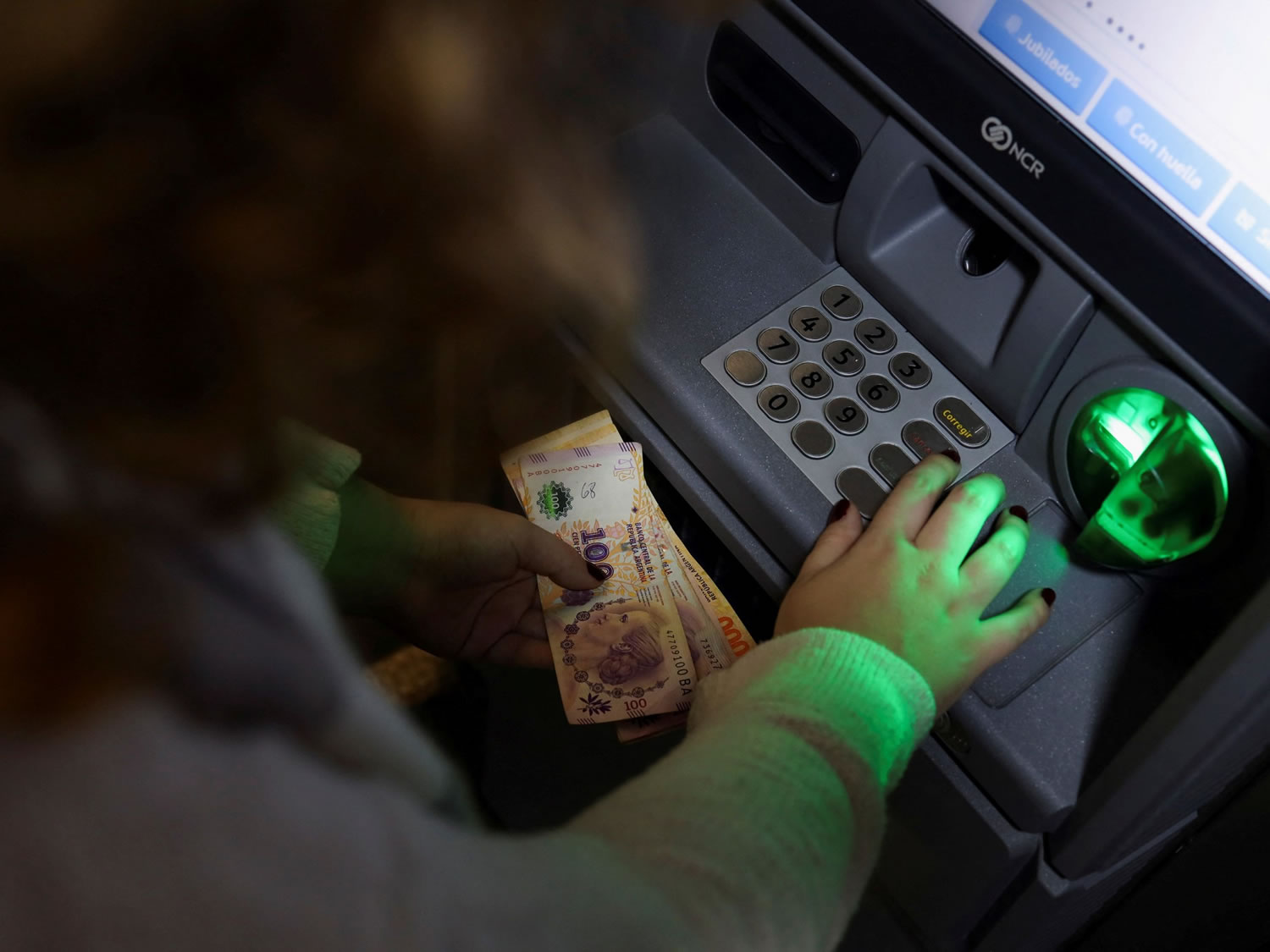 Estafaron a una jubilada obligándola a transferir dinero desde un cajero automático