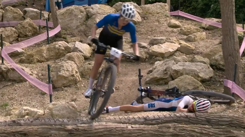 Brutal caída de una ciclista en los Juegos Olímpicos de París 2024