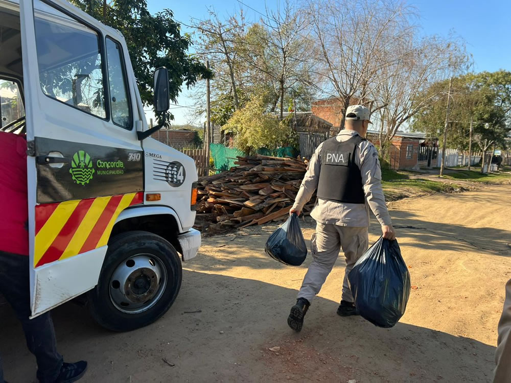 Prefectura entregó donaciones en el Barrio Nebel a familias afectadas por las inundaciones