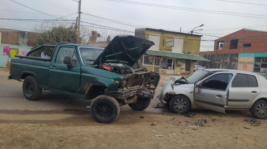 Joven con lesiones graves tras chocar contra una camioneta estacionada