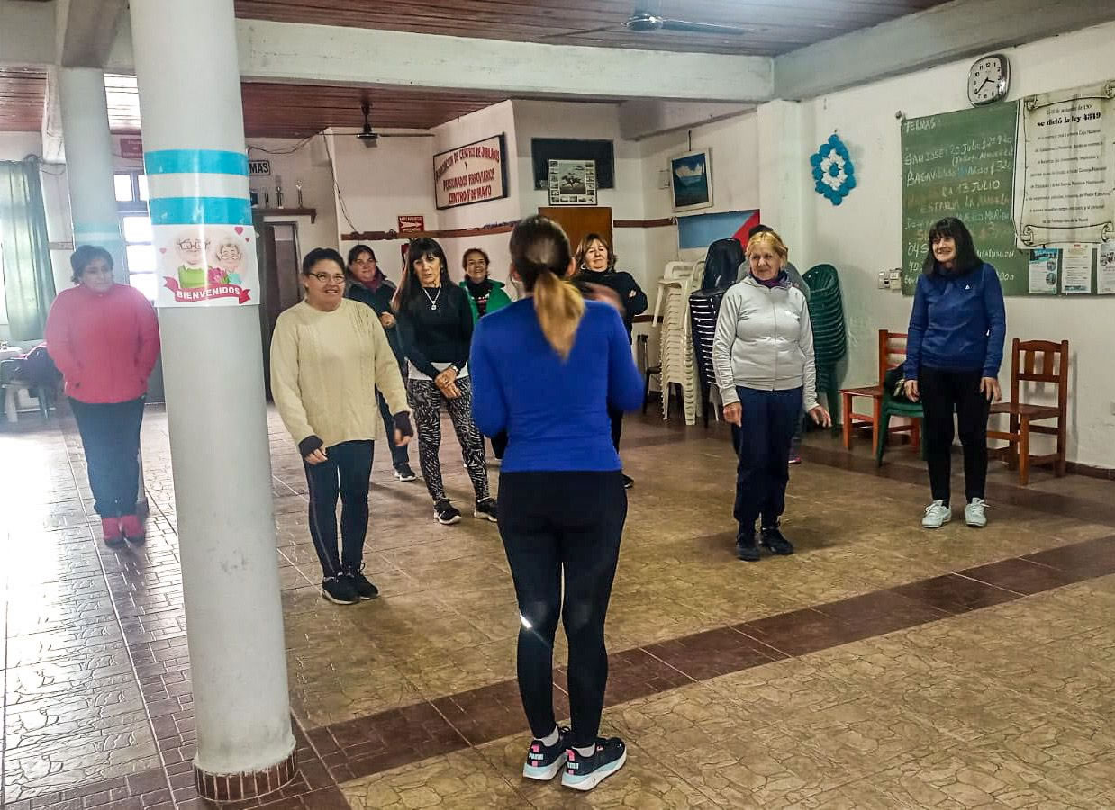 Clase de bachata destinada a adultos mayores