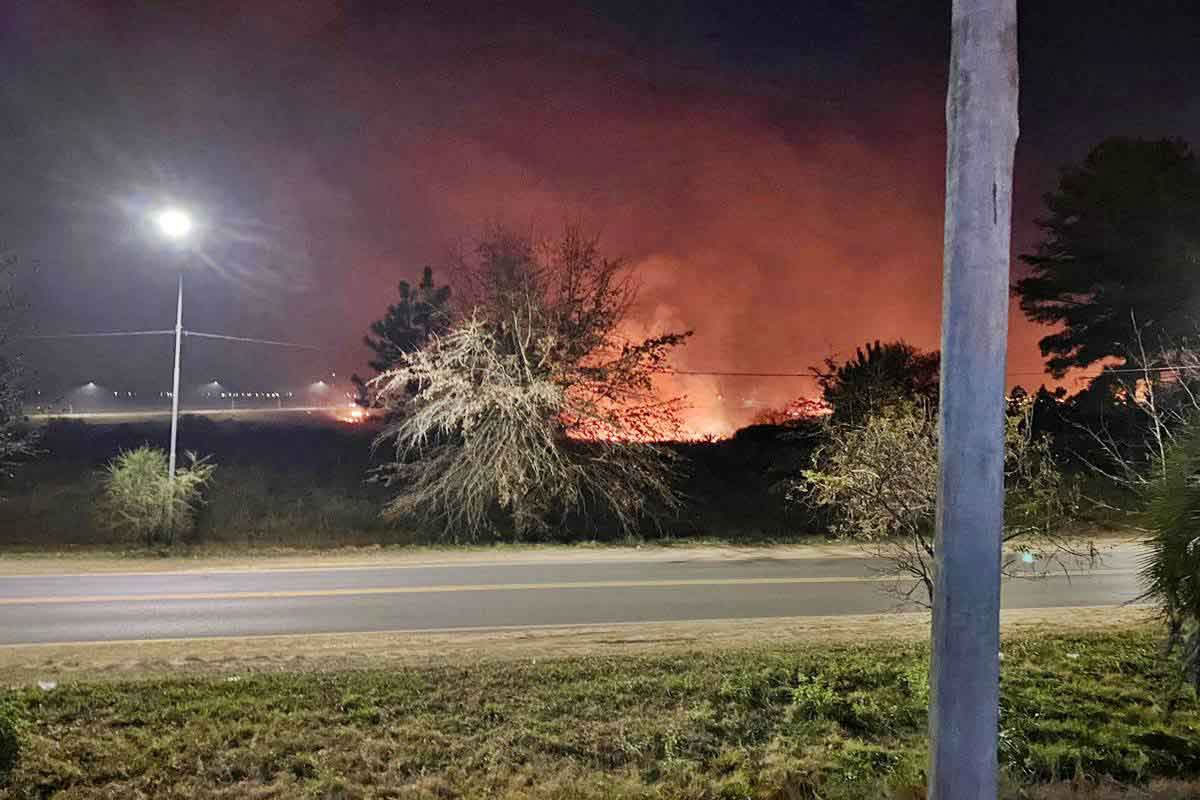 Fuerte incendio de pastizales en uno de los accesos a Concordia