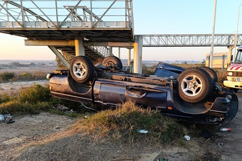 Tres personas debieron ser rescatadas, tras volcar en la autovía