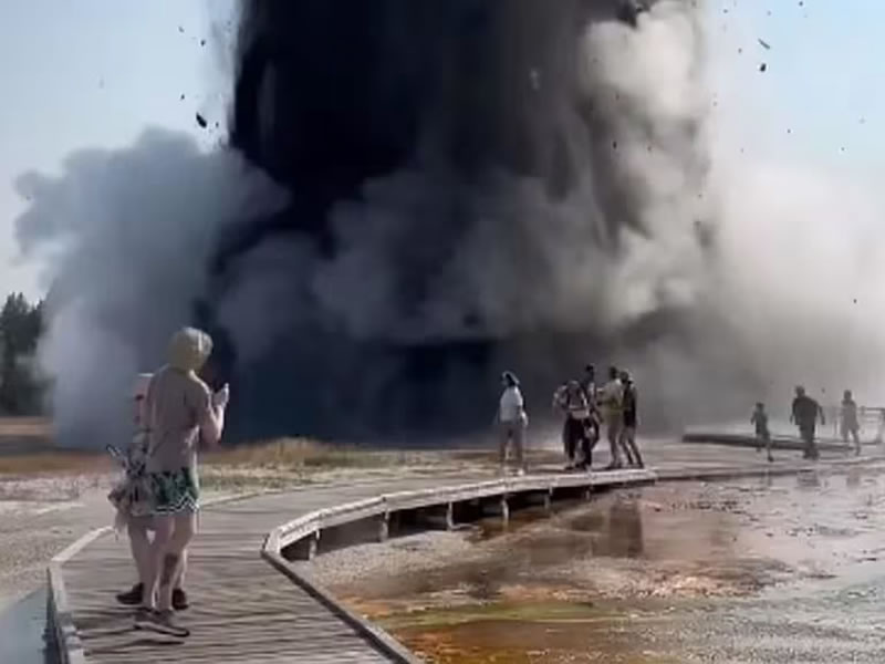 Una explosión hidrotermal en el parque Yellowstone destruyó una pasarela y causó pánico entre los visitantes