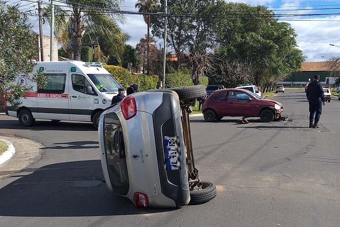 Tras un vuelco por accidente automovilístico, una persona fue trasladada al Hospital Masvernat