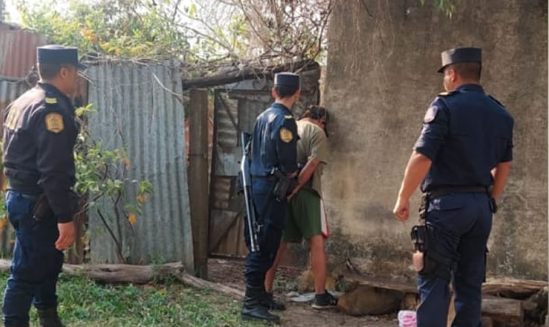 Con un cuchillo estaba robando cables del interior de una casa