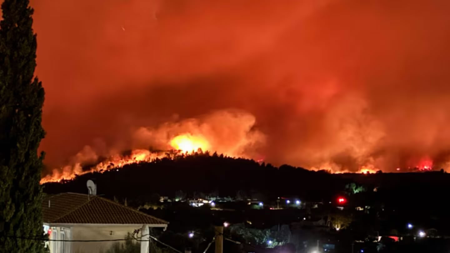Gracia evacuó la histórica ciudad de Maratón por la amenaza de los incendios forestales